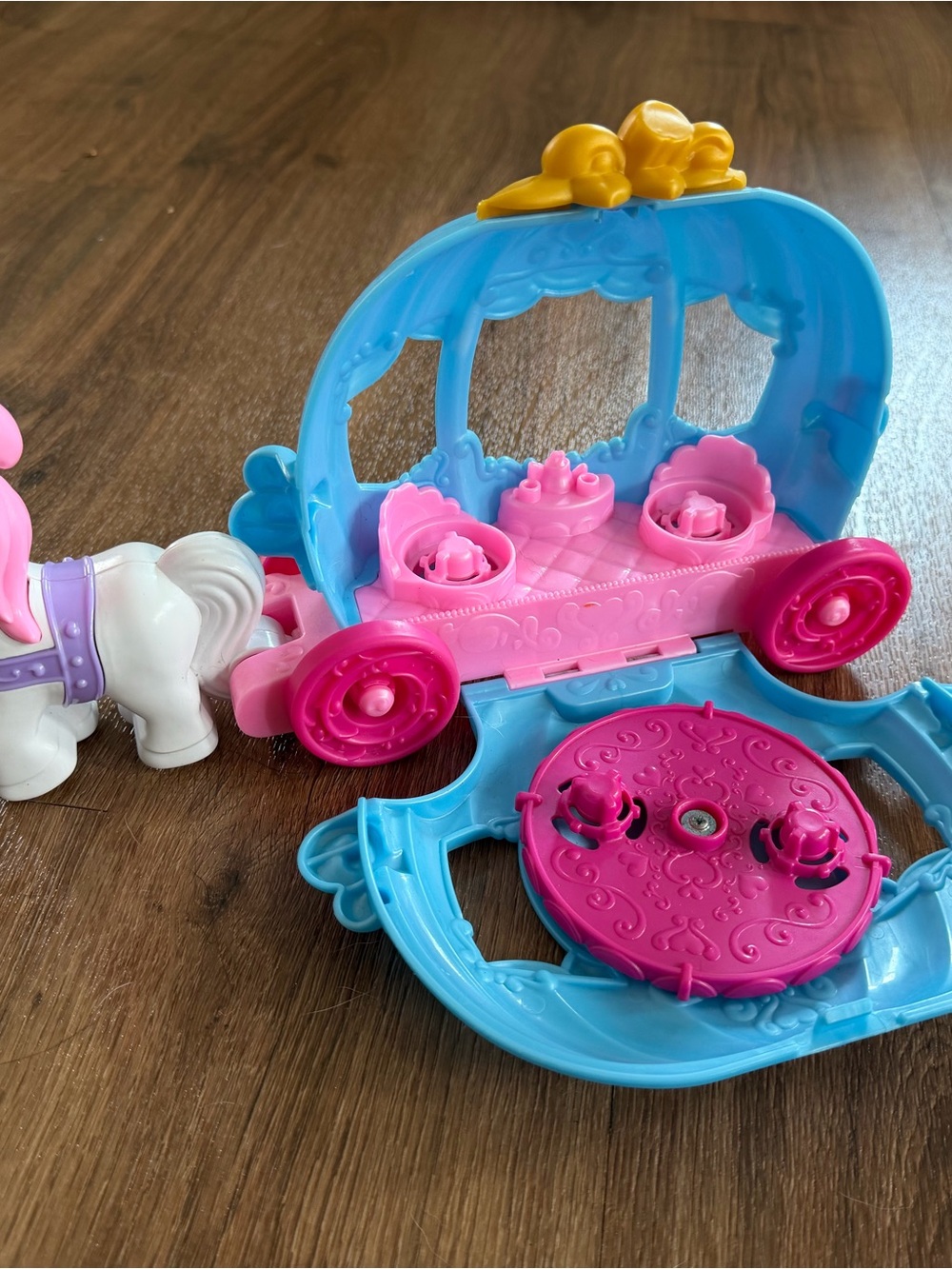 Little people Disney princess dancing carriage